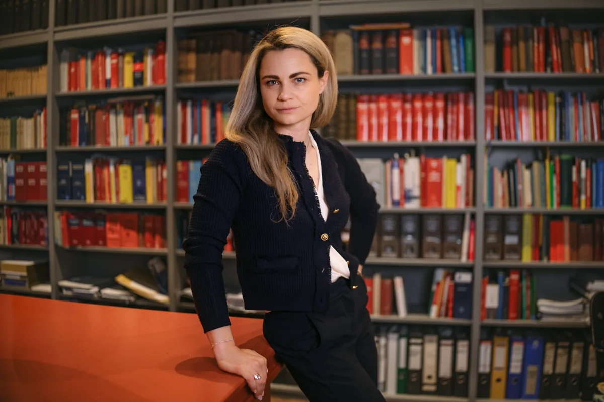 Mag. Anna Girardi vor der juristischen Bibliothek in den Kanzleiräumlichkeiten